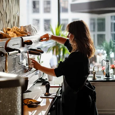 Barista preparando bebidas en la máquina de espresso